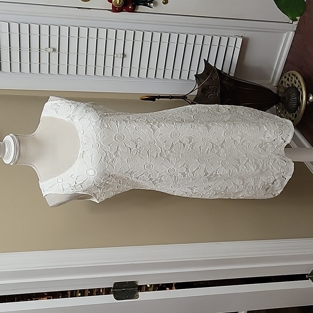 Tiana B white floral lace sheath dress sleeveless round neck fully lined 10 …New